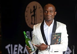 Salvador Ondó, con su libro y una botella de sidra.