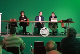 Nelly Sánchez, de Garrigues, y Gerardo Menéndez y Miguel Hevia, vicepresidente y secretario de la Asociación Sidra Asturiana, ayer, en Nava.