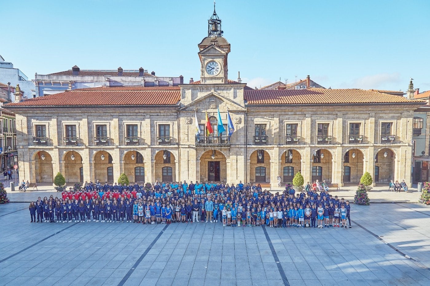 Foto de familia de los integrantes de la Atlética Avilesina realizada ayer en la plaza de España.