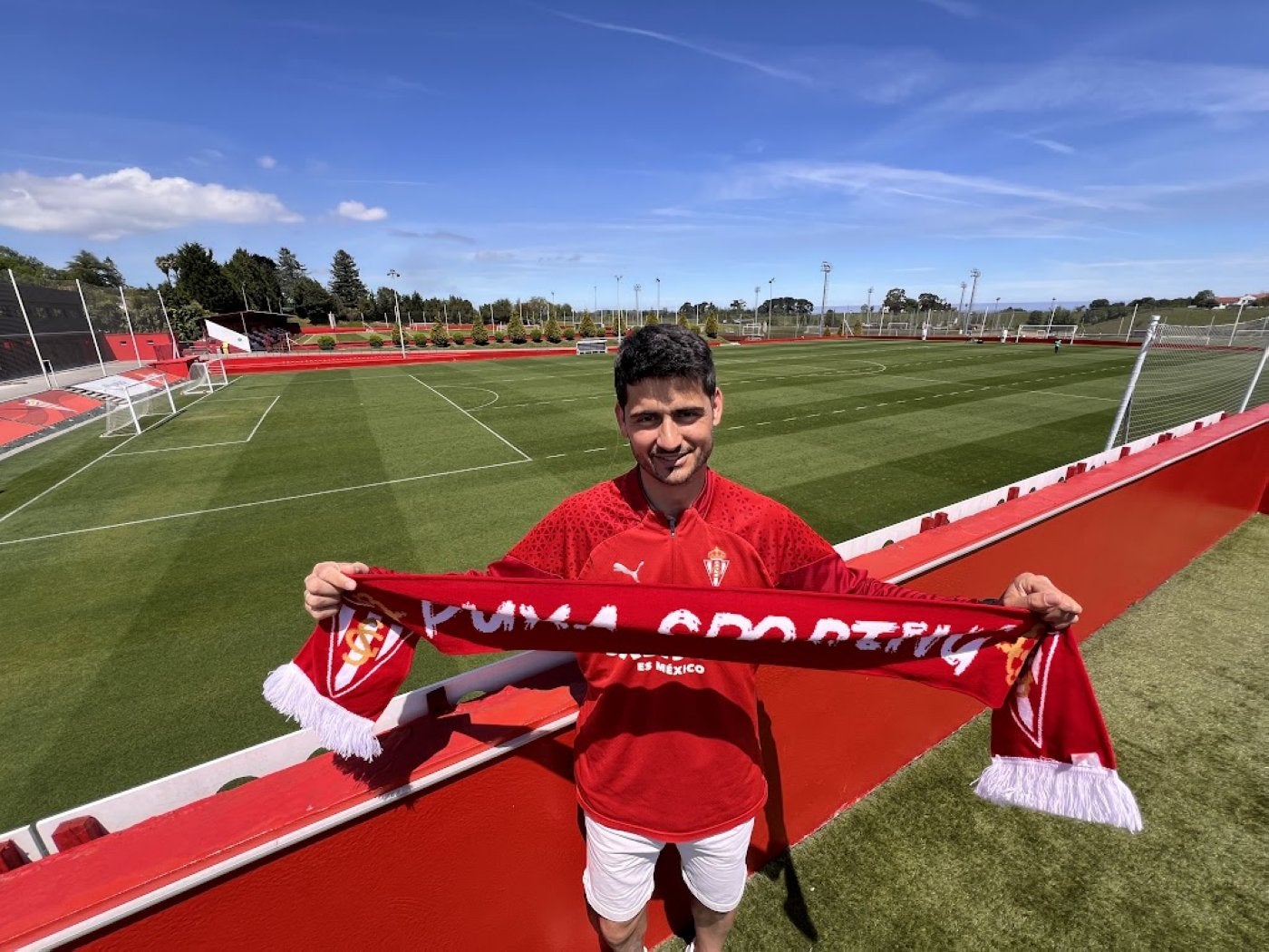 Nacho Cases, con una bufanda rojiblanca, en Mareo, ayer después del entrenamiento.