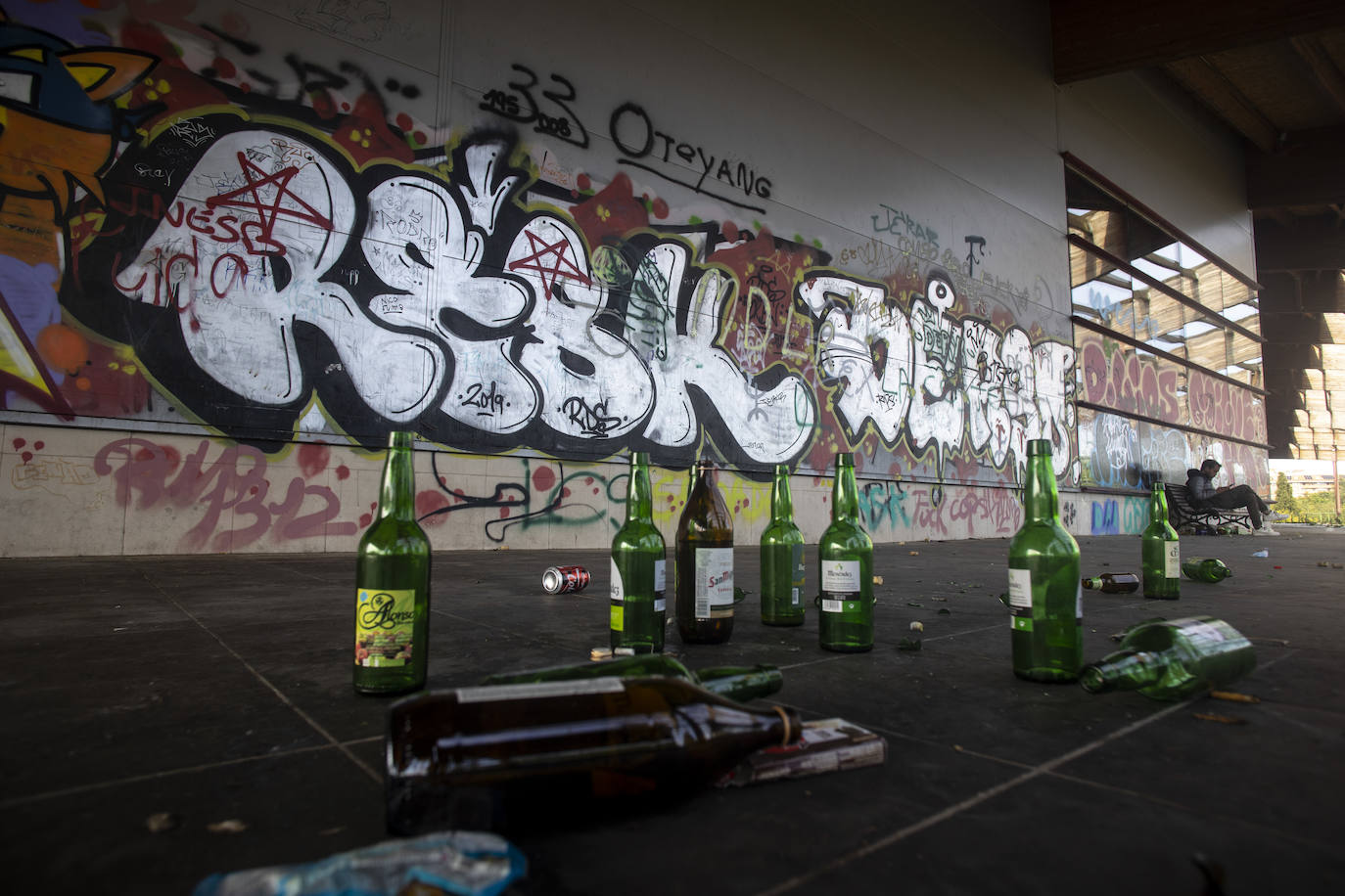 Basura, cristales y pintadas en el Palacio de los Niños en Oviedo