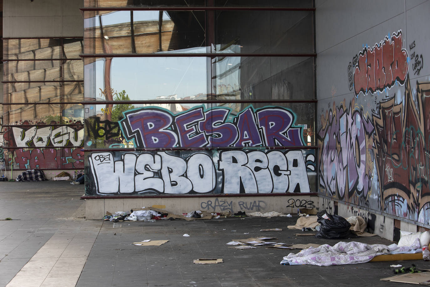 Basura, cristales y pintadas en el Palacio de los Niños en Oviedo