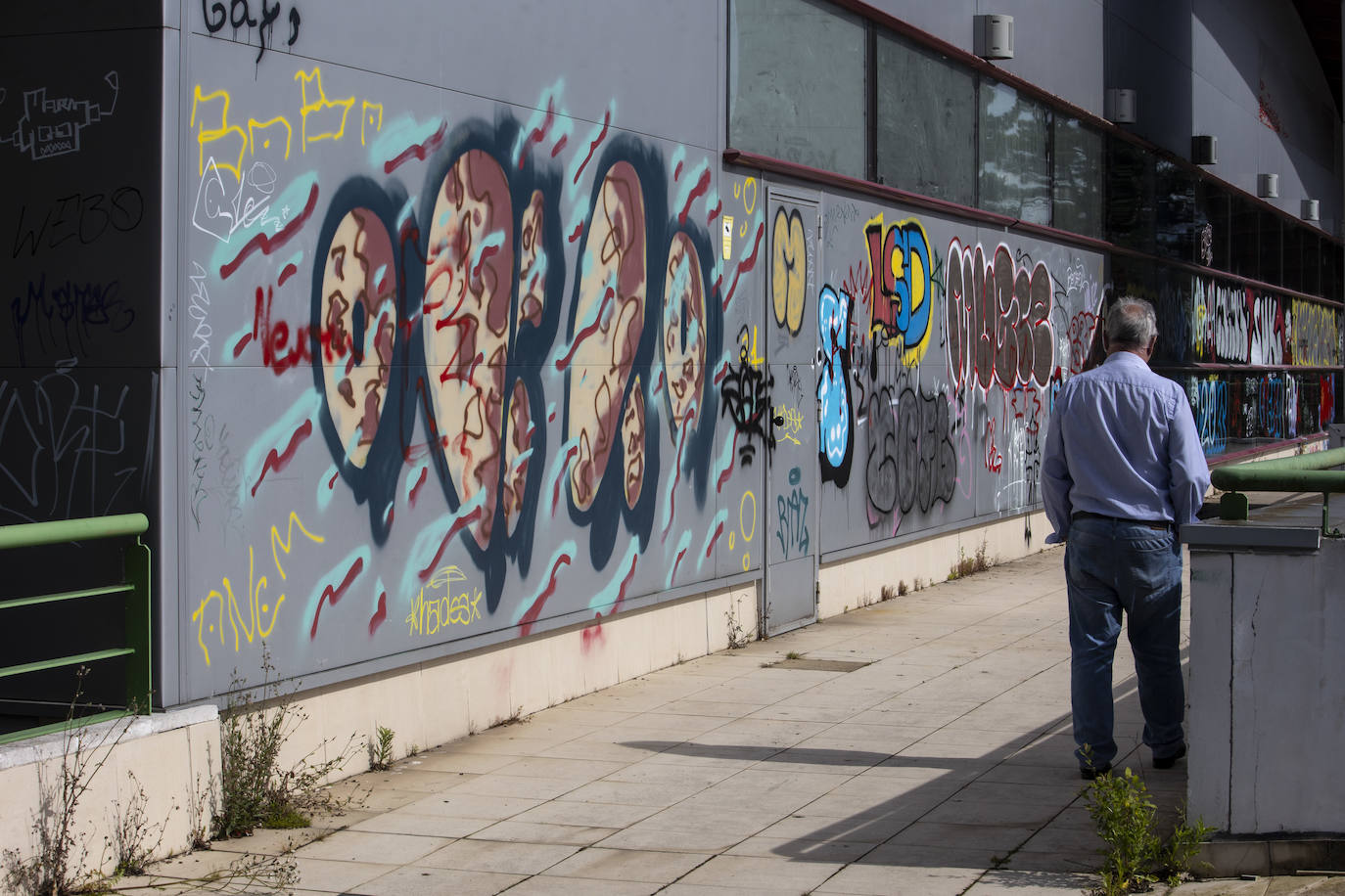 Basura, cristales y pintadas en el Palacio de los Niños en Oviedo