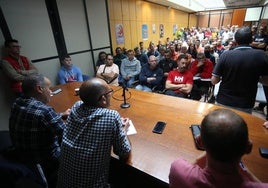 Trabajadores asistentes a la asamblea convocada por CC OO de Industria