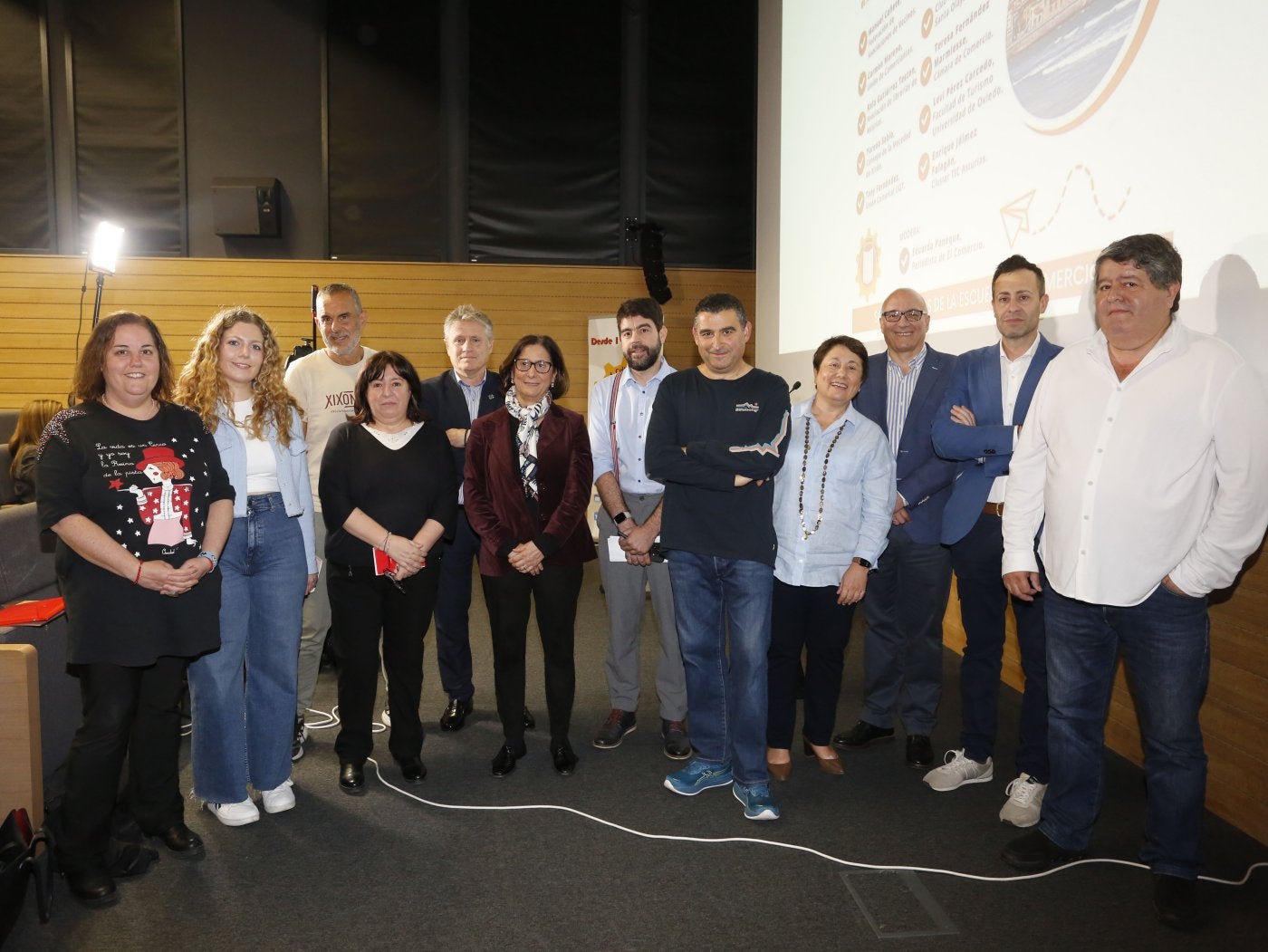 Los diez participantes, con el presidente de la Sociedad Cultural Gijonesa, Pedro Roldán, y el moderador, el redactor de EL COMERCIO Eduardo Paneque.
