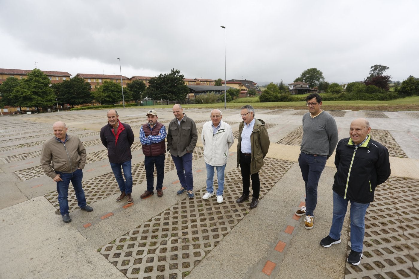 Responsables municipales y de la asociación de vecinos, en el nuevo aparcamiento de Montiana.