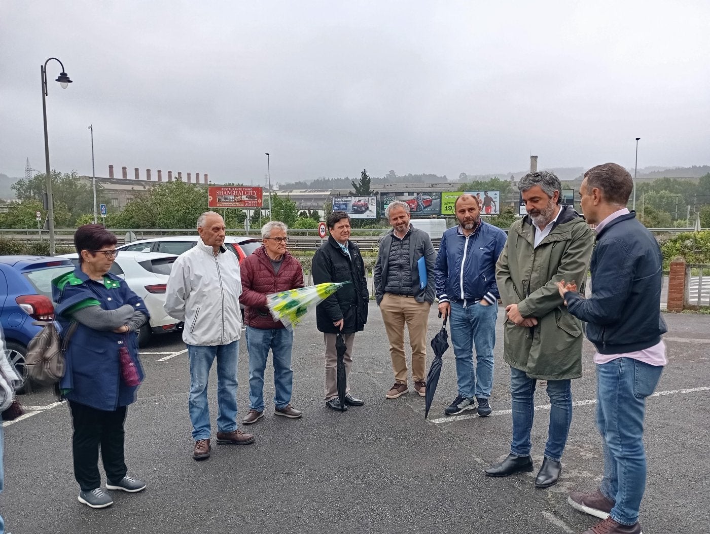 Representantes vecinales, junto al consejero Alejandro Calvo y al alcalde, Iván Fernández.