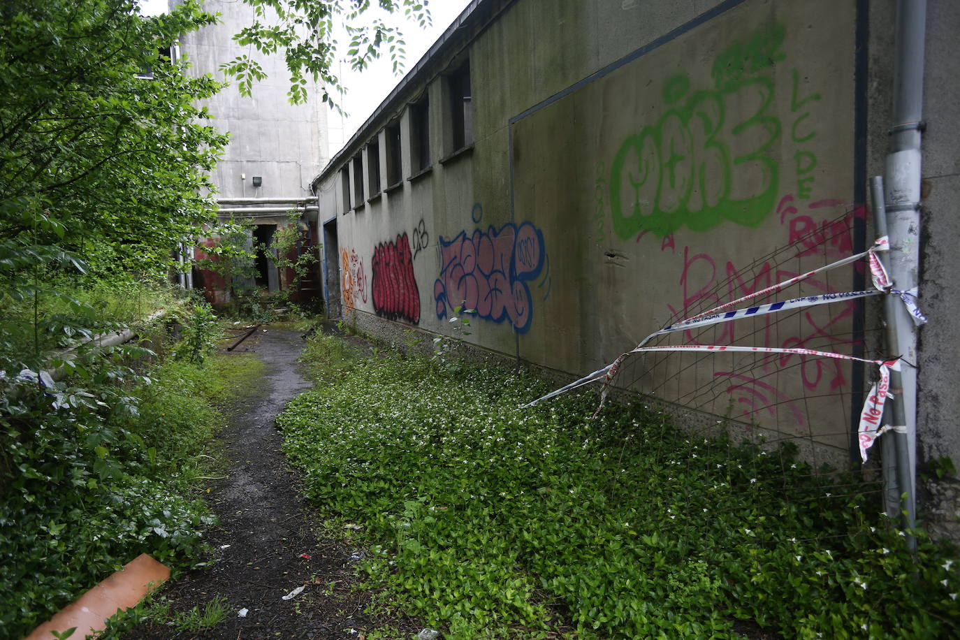 Así sigue el viejo Huca en Oviedo, deteriorándose y lleno de basura