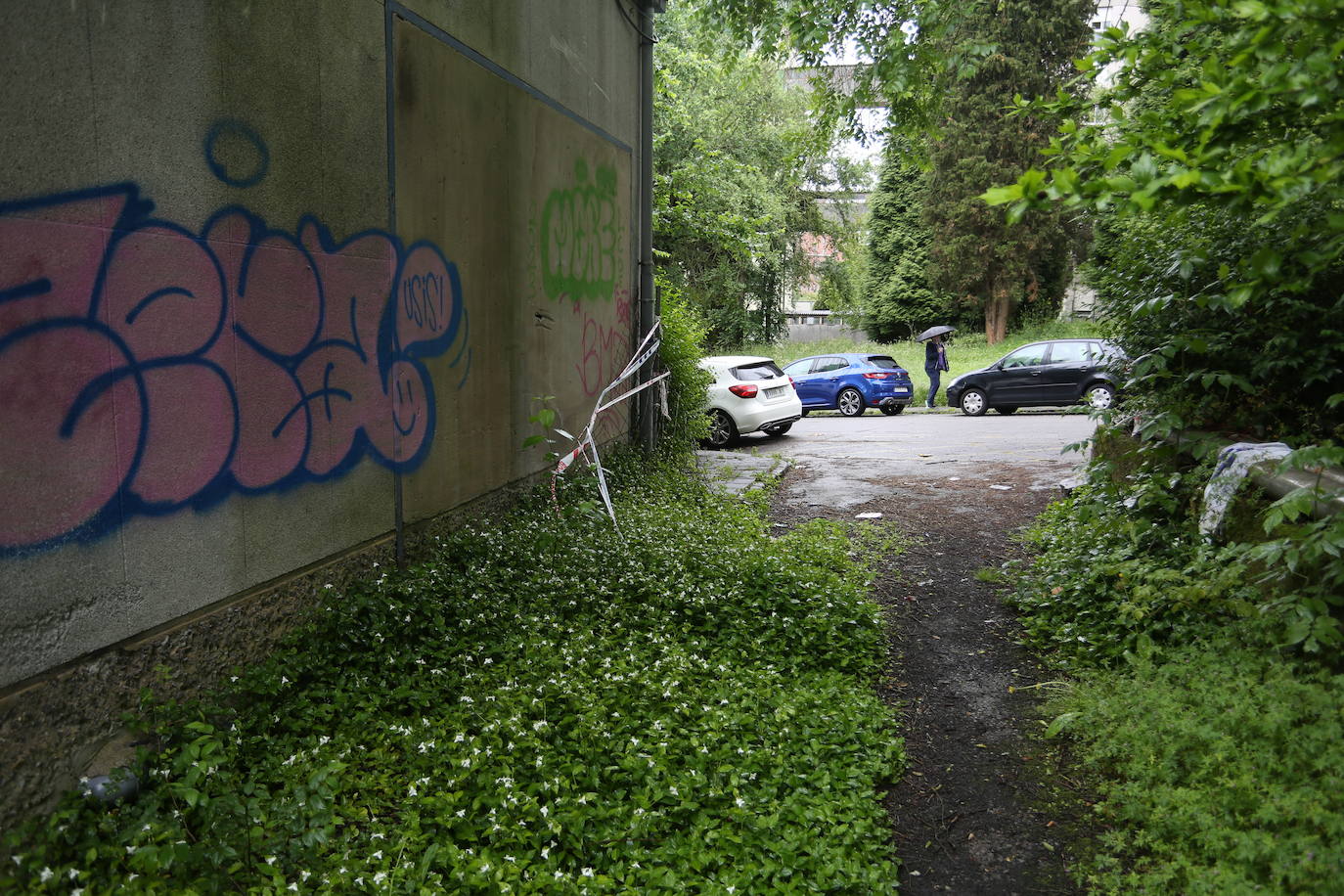 Así sigue el viejo Huca en Oviedo, deteriorándose y lleno de basura