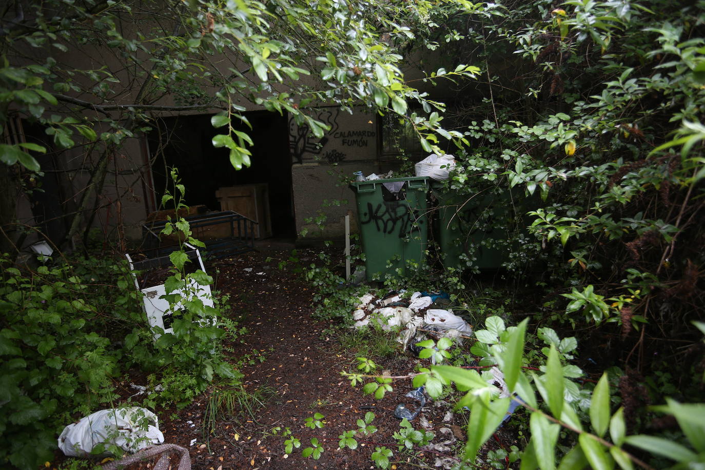 Así sigue el viejo Huca en Oviedo, deteriorándose y lleno de basura