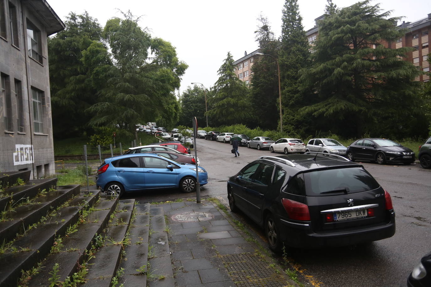 Así sigue el viejo Huca en Oviedo, deteriorándose y lleno de basura