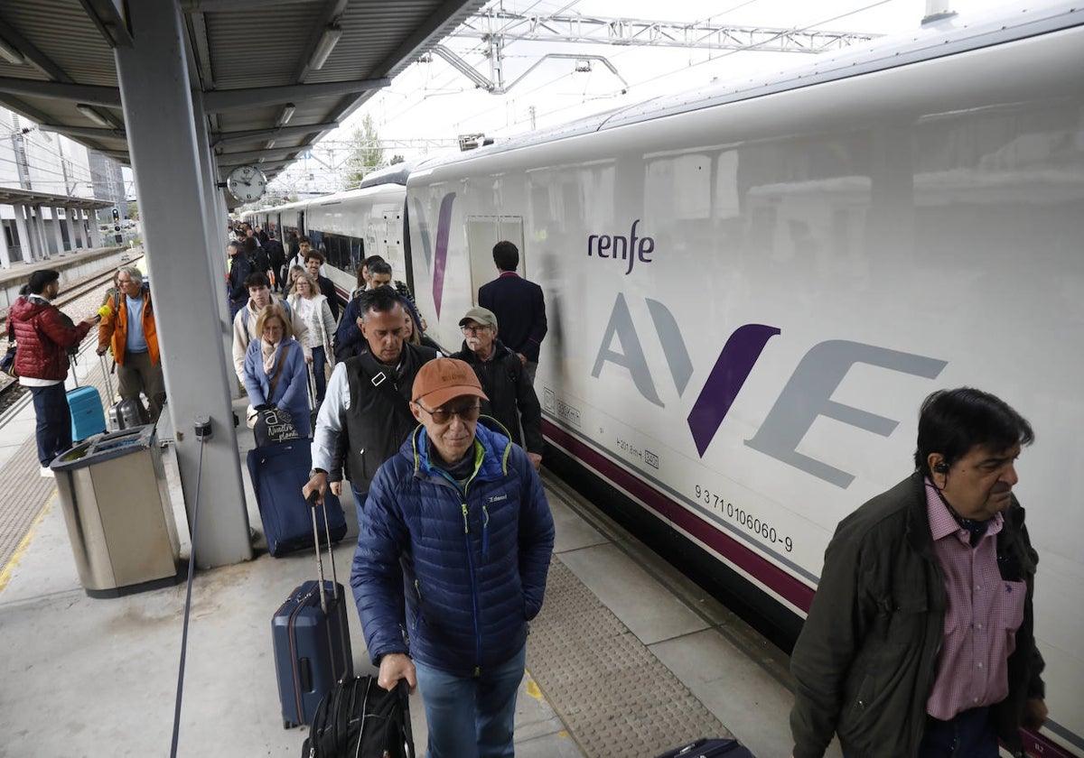 Un tren AVE S-106, de 507 plazas, en la estación de Sanz Crespo.