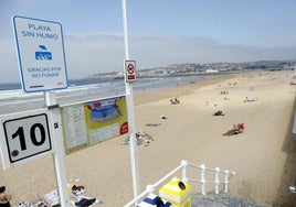 La playa de San Lorenzo cuenta con la dbandera 'Playas sin Humo' desde el año pasado.