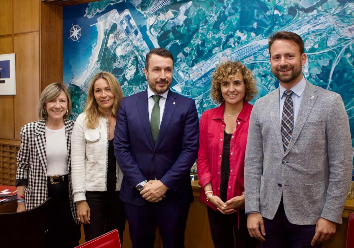 De izquierda a derecha, Esther Llamazares, Susana Solís, Daniel González, Dolors Montserrat y Alavaro Queipo.