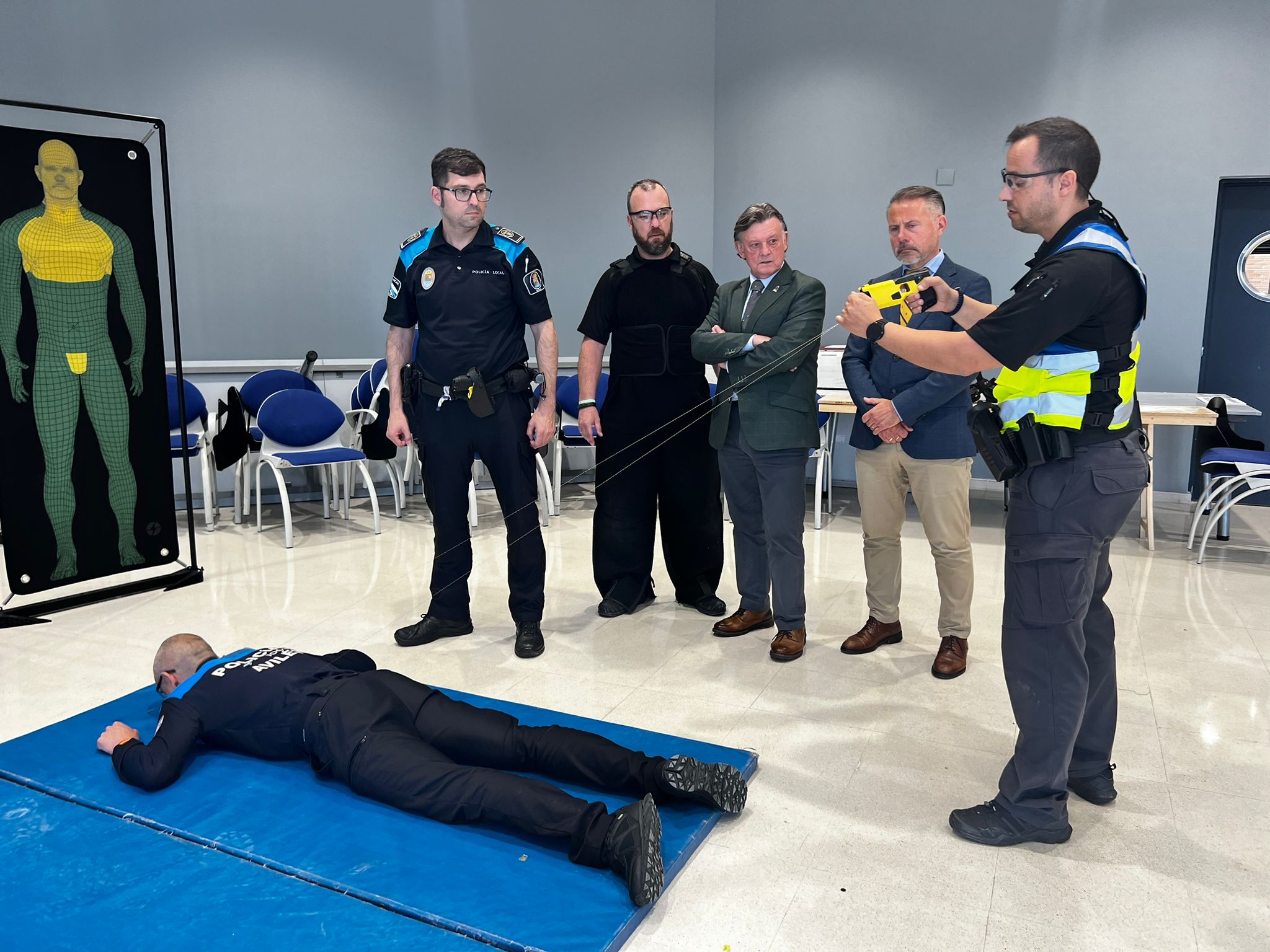 Doce policías locales completan en Oviedo el primer curso para formadores en el manejo de táser