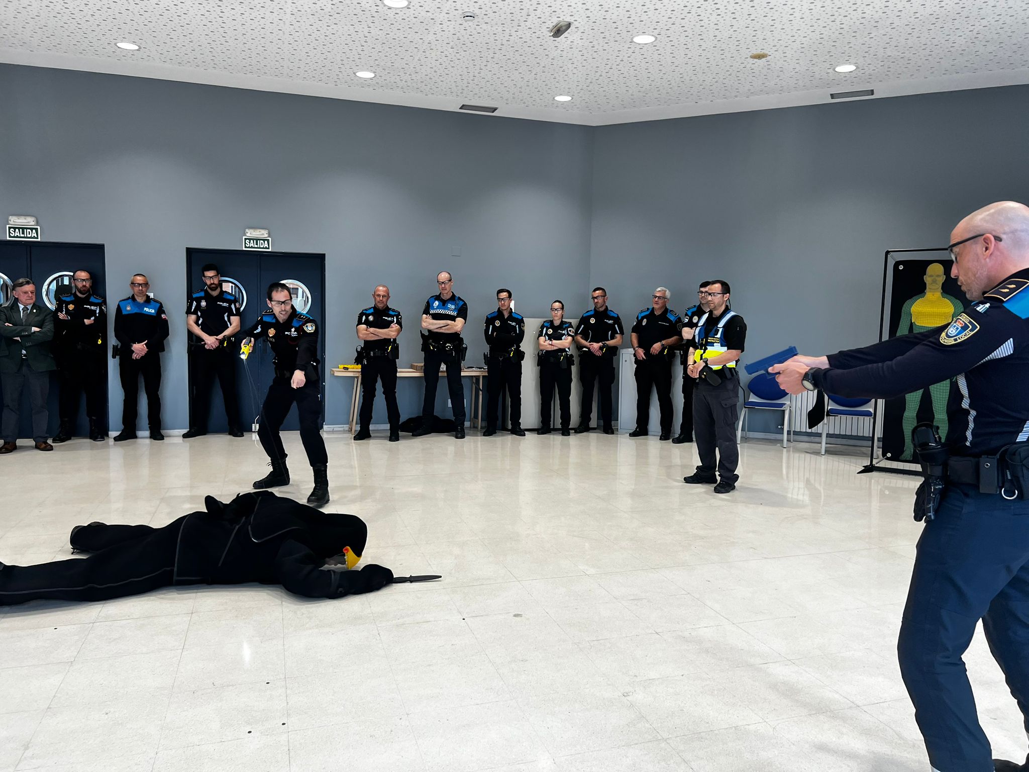 Doce policías locales completan en Oviedo el primer curso para formadores en el manejo de táser