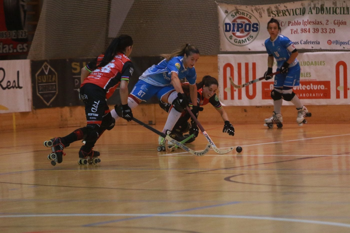 Nuria Almeida pelea por la bola con una jugadora del Fraga.