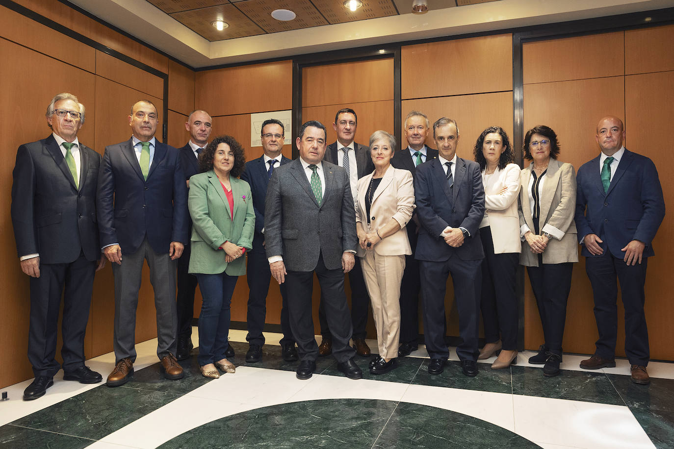 De izquierda a derecha, el vicesecretario, José Ramón Fernández; Jorge García; María Teresa Díaz; Fernando Martínez, presidente; Marta Cernuda; Carlos Álvarez, secretario; Irene Díaz; Cristina Robles; y Javier Robledo. Detrás, José Ángel Díaz; José Manuel Riestra, vicepresidente; Alberto Gómez y José María García.