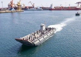 El buque anfibio 'Galicia', navegando por la bahía gijonesa el día de la exhibición aeronaval. Juan Carlos Román