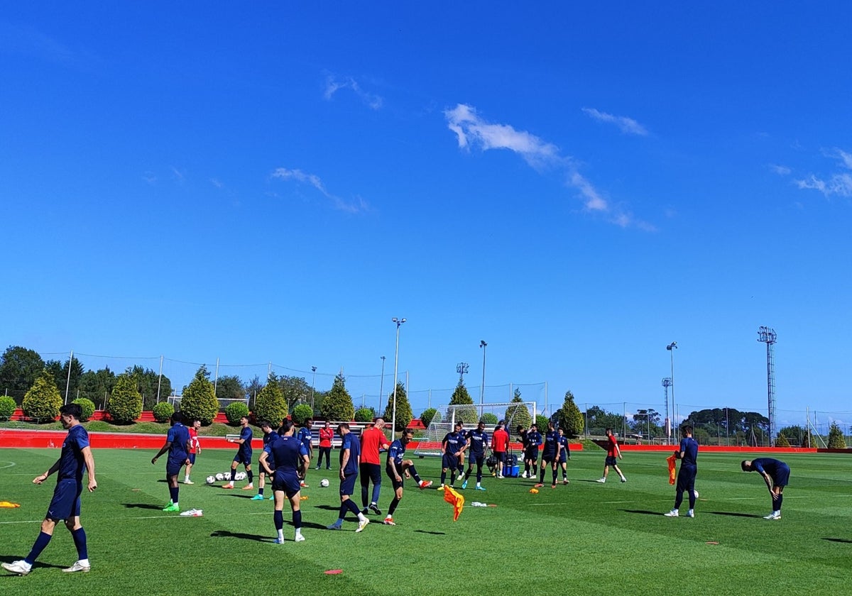 Los futbolistas del Sporting, con Ramírez en el centro, en el inicio de la última sesión.