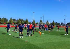 Los futbolistas del Sporting, con Ramírez en el centro, en el inicio de la última sesión.