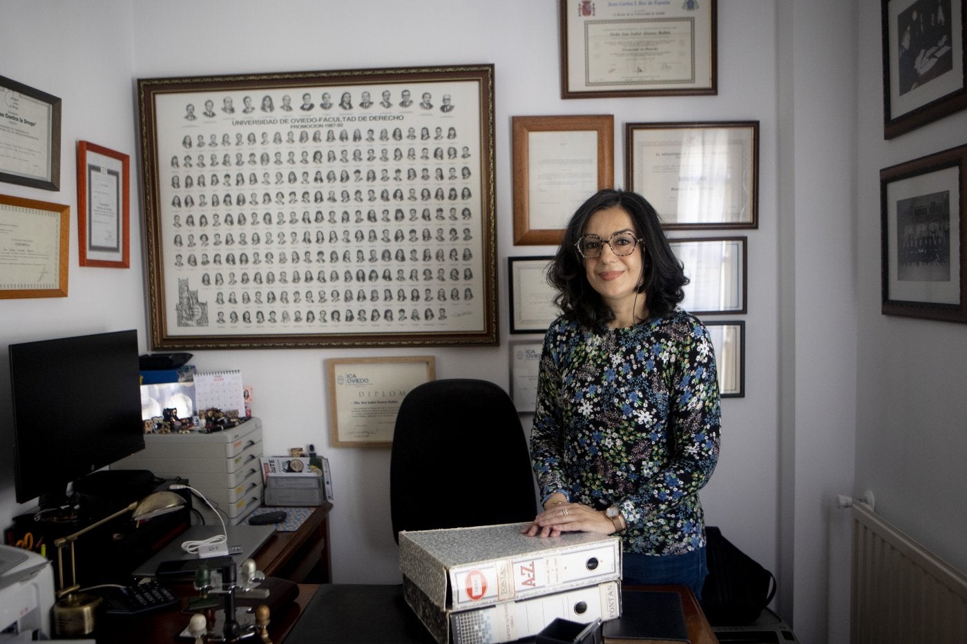 Ana Isabel Balbín con las dos carpetas.