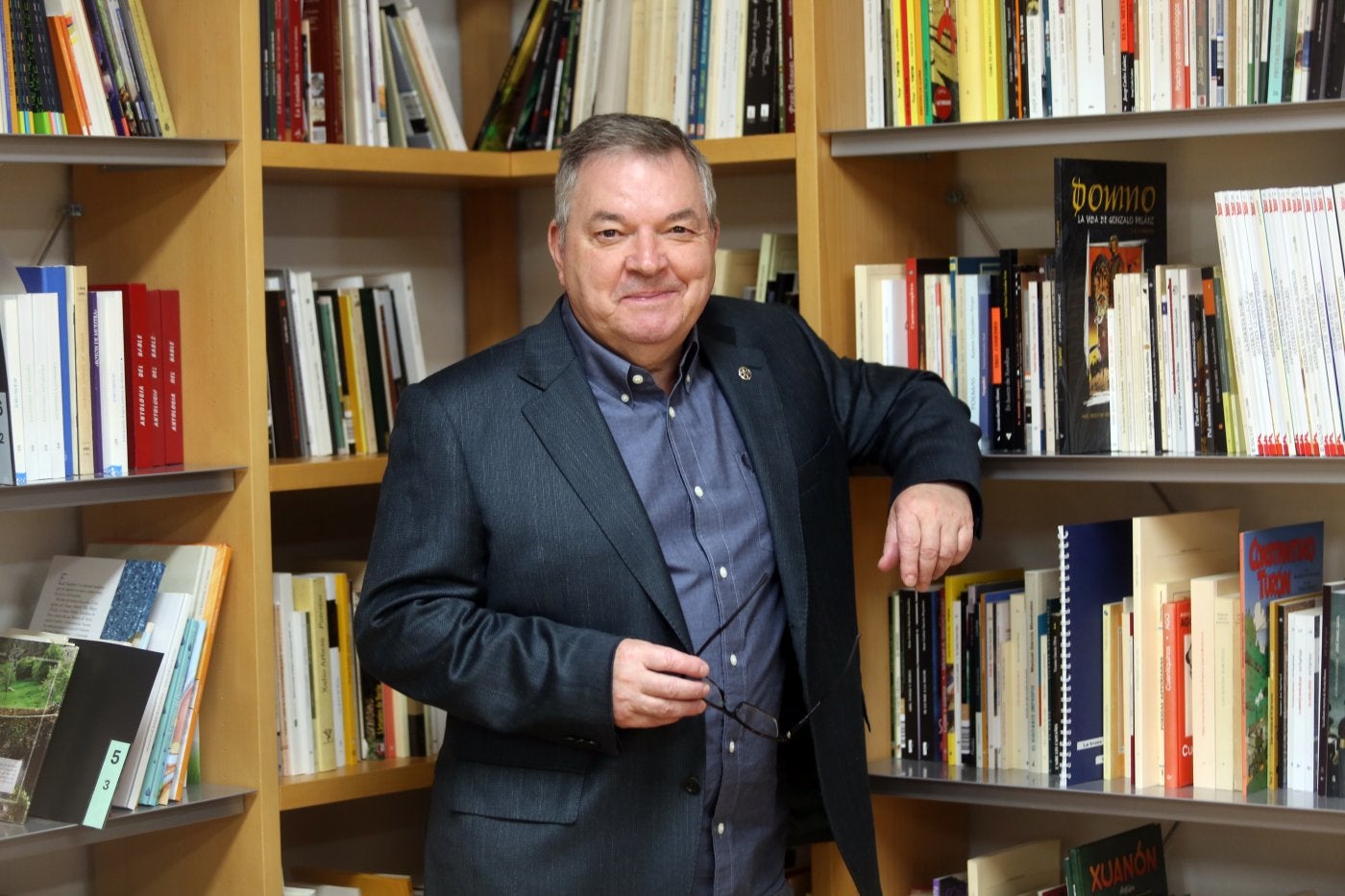 Xosé Antón González, en la sede de la Academia de la Llingua Asturiana.