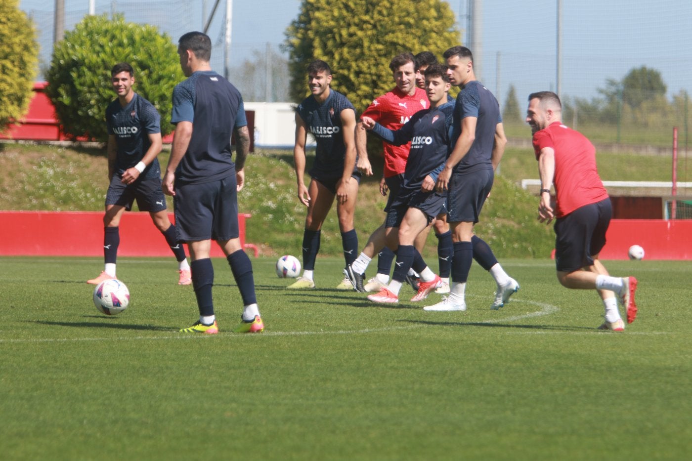 Un grupo de jugadores del Sporting, durante el entrenamiento de ayer.