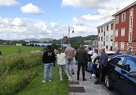 El alcalde con los vecinos de Entrevías.