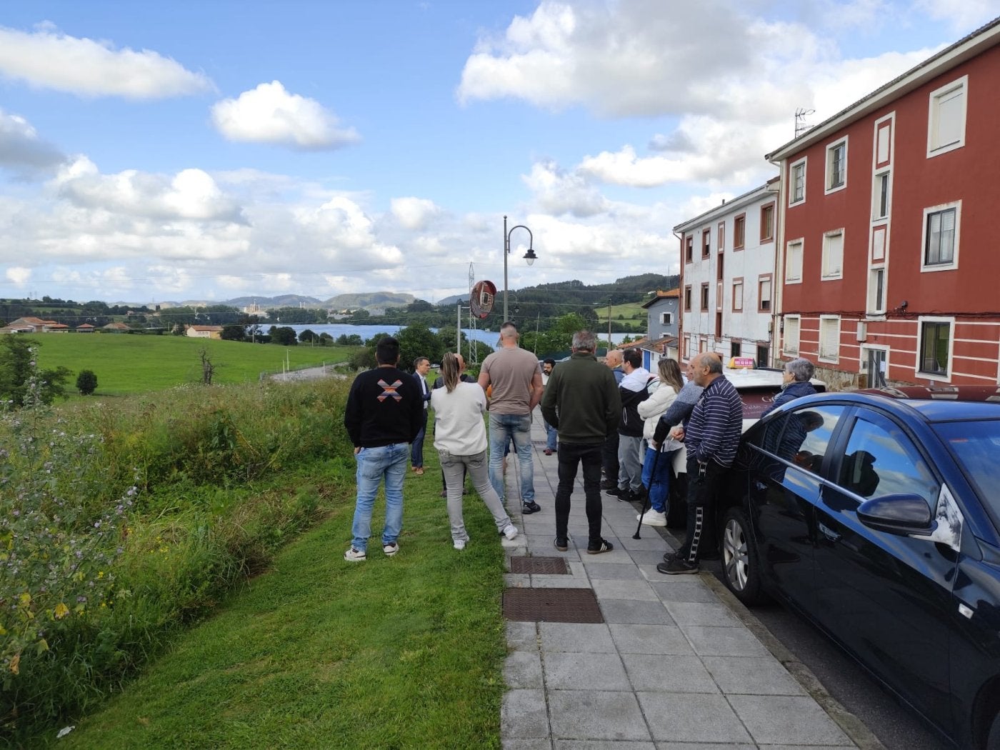 El alcalde con los vecinos de Entrevías.