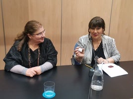 Amelia Gamoneda junto a Esther García, presidenta de la Asociación de Escritores de Asturias, quien sostiene la Marañuela de Plata.