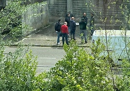 Rodrigo Pintueles, de rojo, reunido con técnicos y miembros de la adjudicataria.