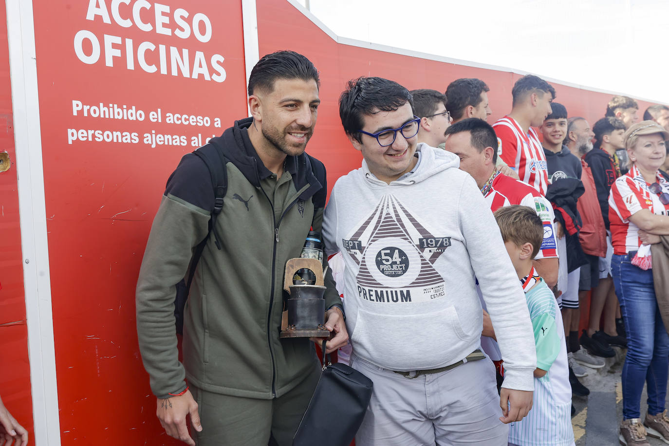 La afición del Sporting despide a los jugadores