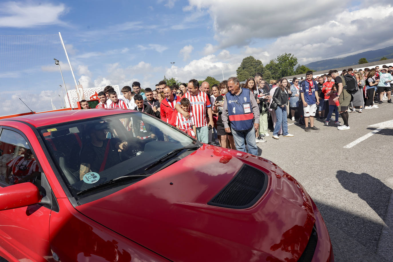 La afición del Sporting despide a los jugadores