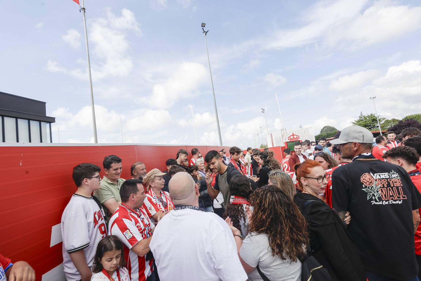 La afición del Sporting despide a los jugadores