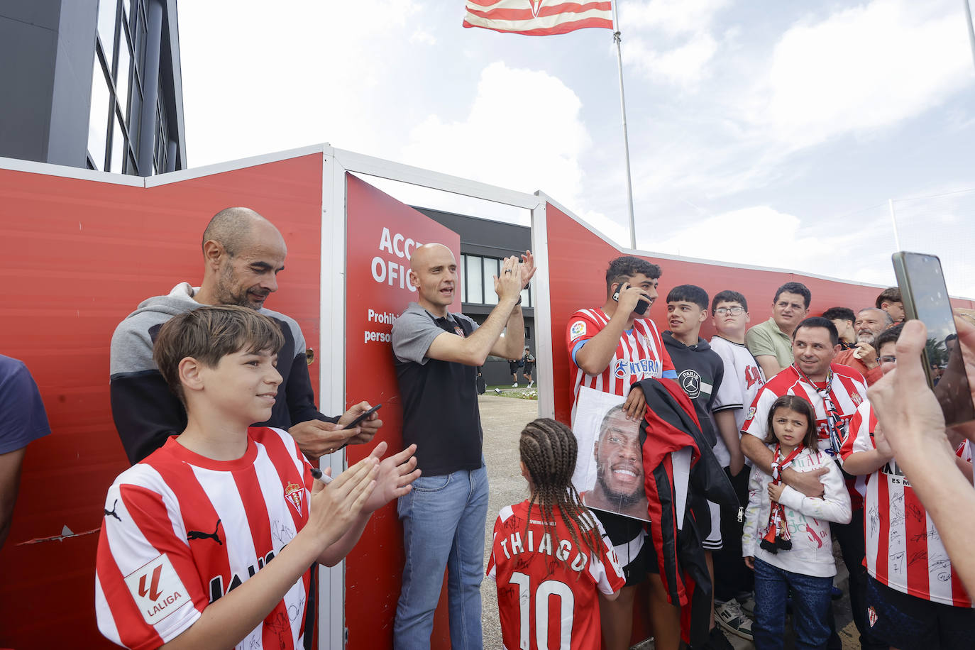 La afición del Sporting despide a los jugadores