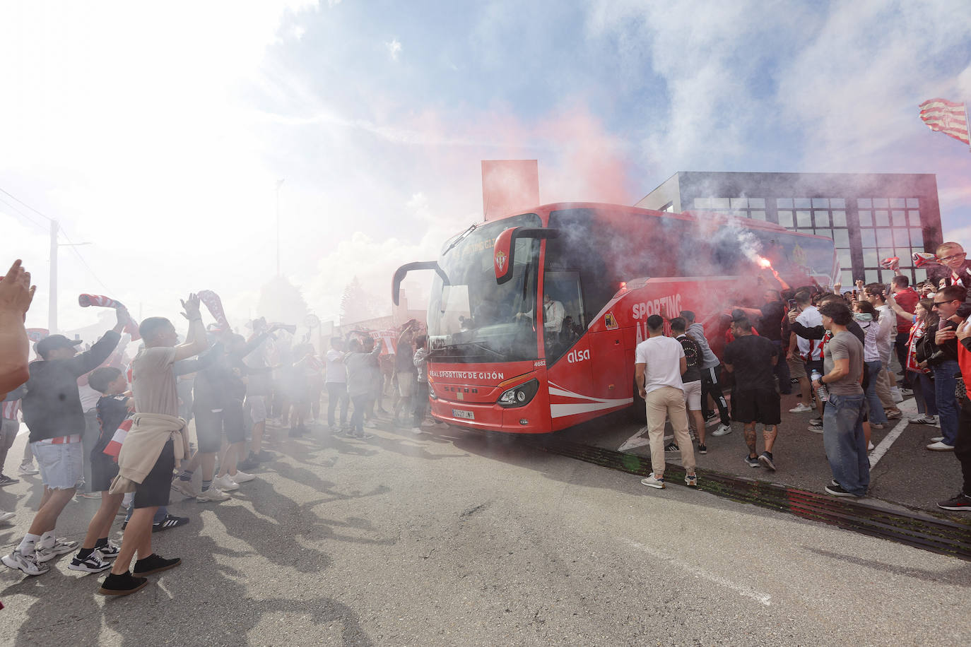 La afición del Sporting despide a los jugadores