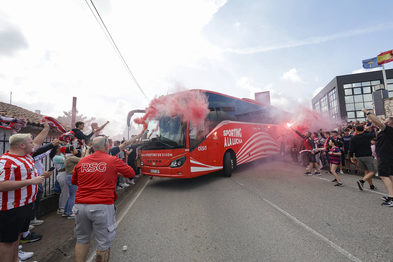 La afición del Sporting despide a los jugadores