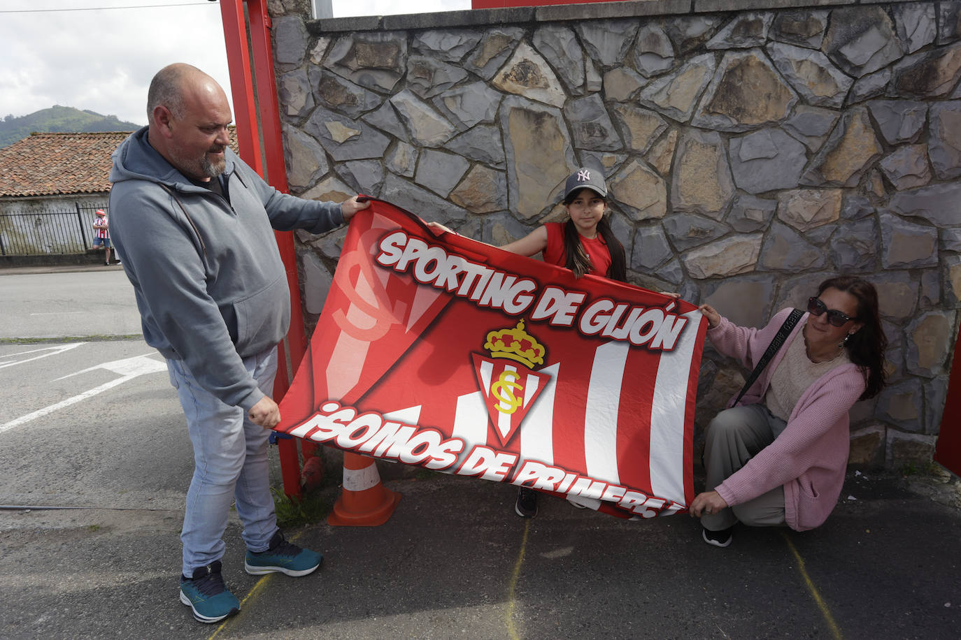 La afición del Sporting despide a los jugadores