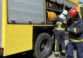 Los bomberos portearon al afectado hasta la ambulancia