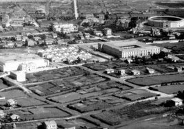 Vista aérea de los prados parcelados y sin construir de El Coto; con la cárcel, las casas baratas y el cuartel como equipamientos centrales. 1941