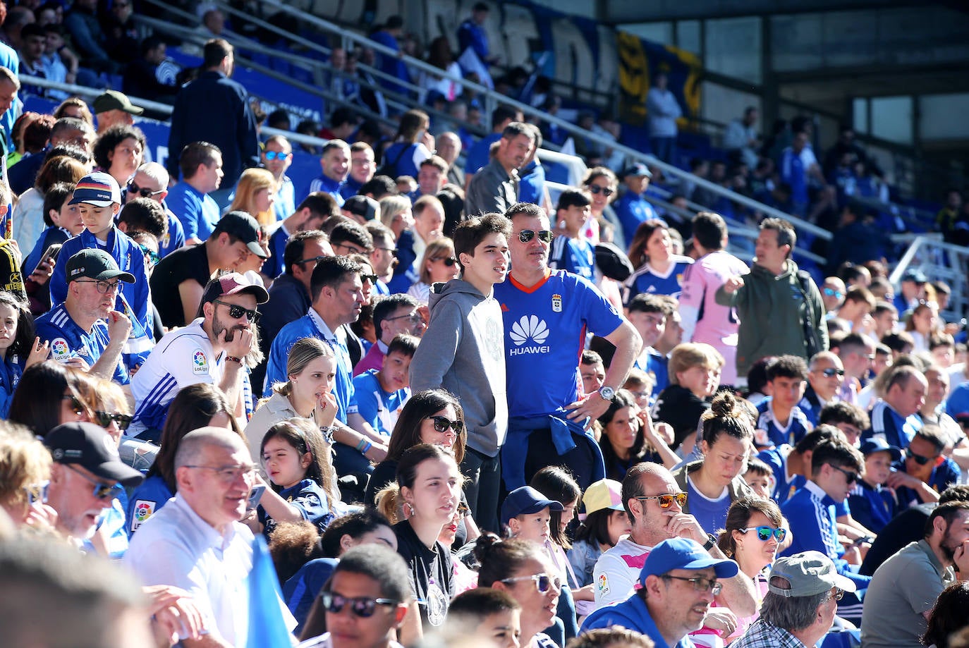 Calor azul en el último entrenamiento del Oviedo antes de la final