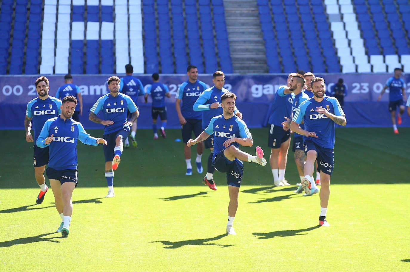 Calor azul en el último entrenamiento del Oviedo antes de la final