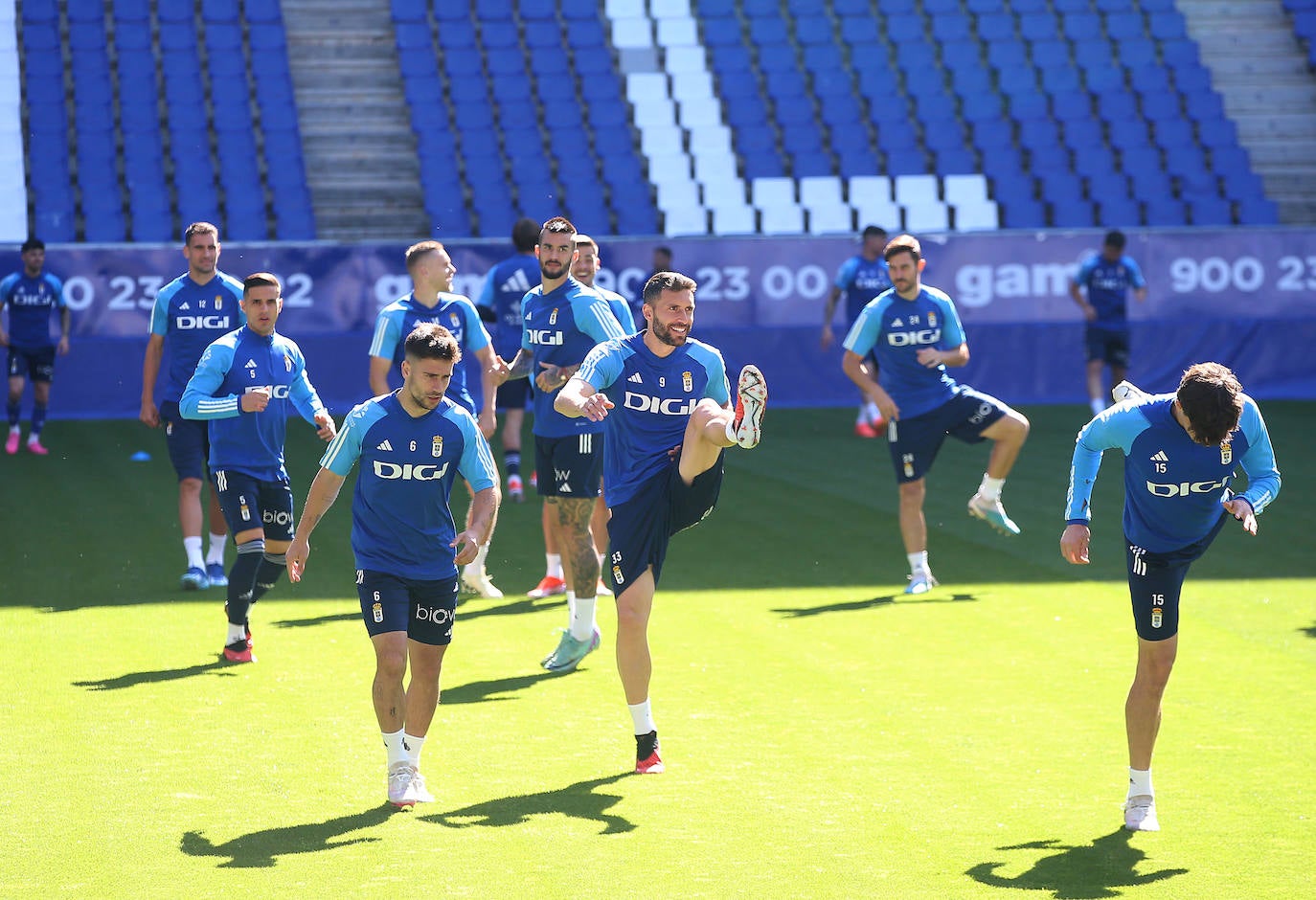 Calor azul en el último entrenamiento del Oviedo antes de la final