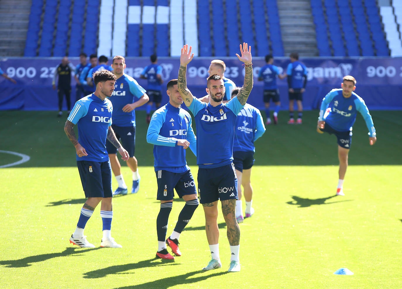 Calor azul en el último entrenamiento del Oviedo antes de la final