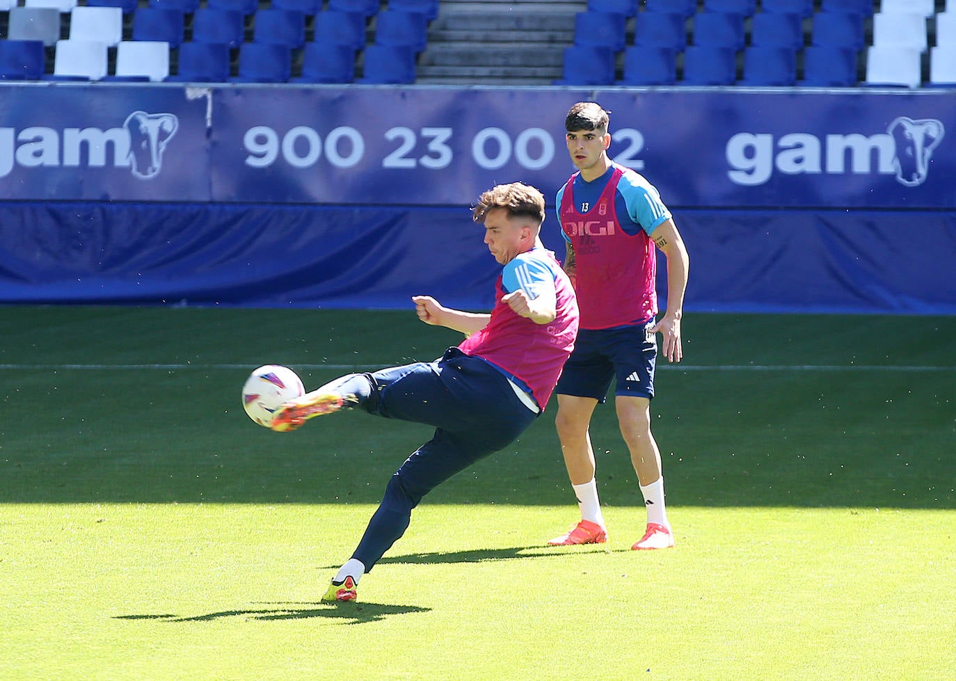 Calor azul en el último entrenamiento del Oviedo antes de la final