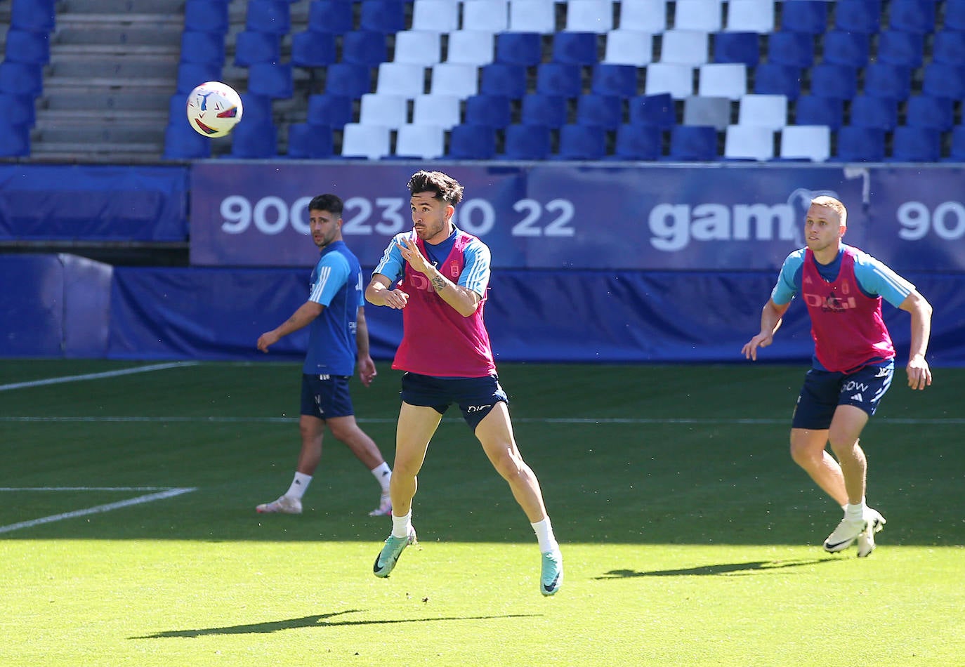 Calor azul en el último entrenamiento del Oviedo antes de la final