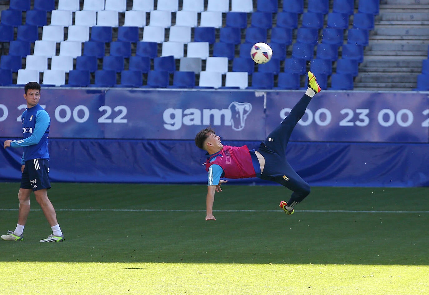 Calor azul en el último entrenamiento del Oviedo antes de la final