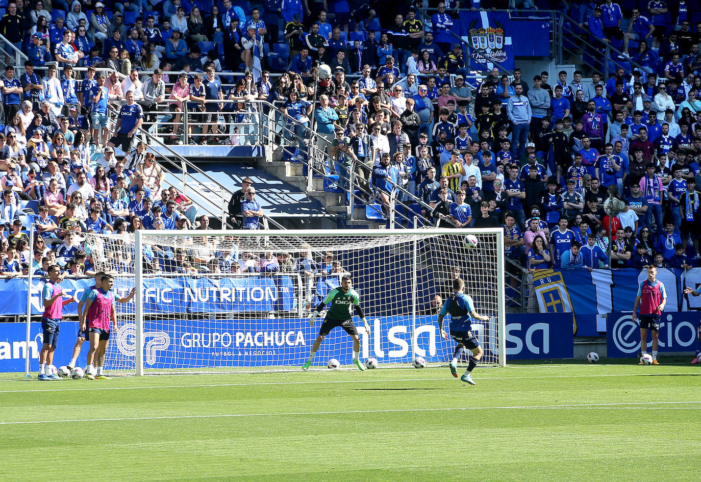 Calor azul en el último entrenamiento del Oviedo antes de la final