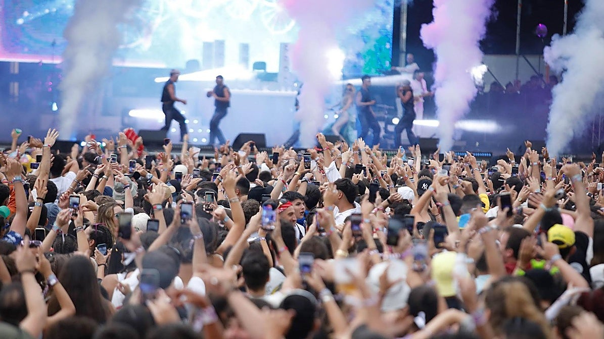 Miles de personas disfrutan de un concierto en el festival Boombastic.